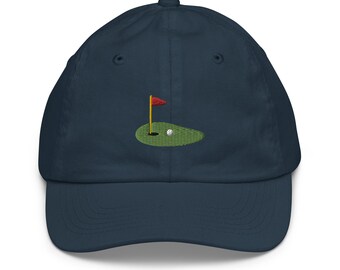 Op de afbeelding: Een donkerblauwe baseballpet met een geborduurd groen golfveld en een rode vlag.