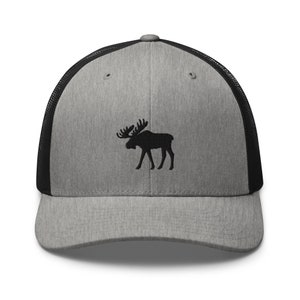 Könnte beinhalten: Eine graue und schwarze Trucker-Kappe mit einer schwarzen Elch-Silhouette, die auf der Vorderseite gestickt ist.