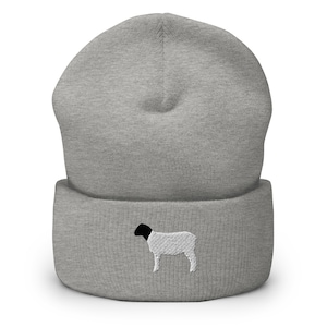Pode incluir: Boné cinza com um design de ovelha bordado em preto e branco.