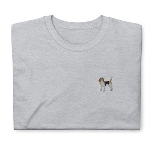 Könnte beinhalten: Ein graues T-Shirt mit einem gestickten Beagle-Hund-Design.