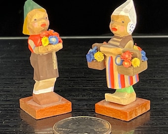 Pair of Erzgebirge figurines carrying flowers