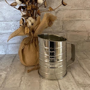 Three Cup Measuring Sifter with Natural Wood Handle*Vintage*Unbranded*Please read the full description