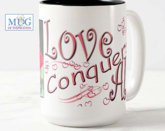 Belle 15 oz. Mug avec l'écriture biblique inspirante « L'amour vainc tout » et une photo de fleurs. Boutique appartenant à des noirs.
