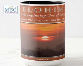 Tasse d'écriture biblique avec les noms hébreux de Dieu, Elohim ; Genèse 1:1 ; Au commencement, Dieu créa les cieux et la terre ; cadeau d'écriture sainte.