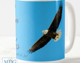 Belle 15 oz. Mug avec inscription biblique « Soar Like Eagles », et belle photo d'aigle beaux-arts. Boutique appartenant à des Noirs.