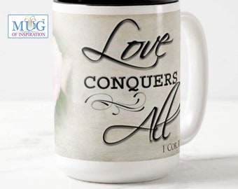Belle 15 oz. Mug avec l'écriture biblique inspirante « L'amour vainc tout » et une photo de fleurs. Boutique appartenant à des noirs.