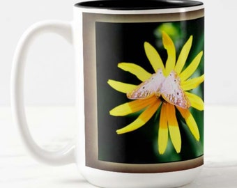 Belle 15 oz. tasse avec une écriture biblique inspirée ; « Une femme vertueuse », et belle photo de fleurs. Boutique appartenant à des Noirs.