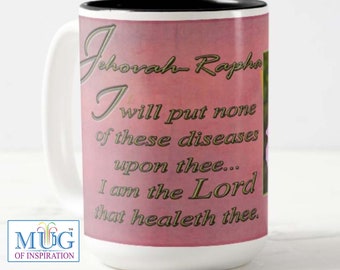 Belle 15 oz. tasse avec le nom de Dieu, « Jéhovah-Rapha » pour guérir une photo de fleur. Boutique appartenant à des Noirs. « Offrez un cadeau inspirant »