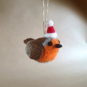 Handmade Wool Robin Bird Christmas Ornament - Realistic Needle-Felted Bird Sculpture, Perfect Gift for Him and Her