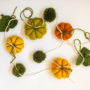 WOOL PUMPKIN GARLAND, Pumpkins and pom poms, Handmade item, Room decor, Felted pumpkins