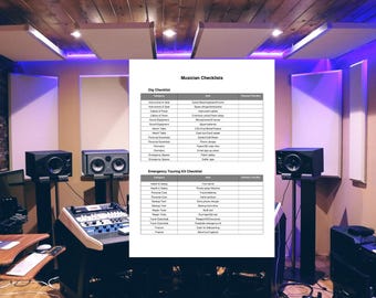 以下が含まれることがあります： 「Musician Checklists」というテキストと、「Gig Checklist」と「Emergency Touring Kit Checklist」の2つのリストが記載された白いシート。リストには、楽器、音響機器、非常用物資などが含まれています。画像はレコーディングスタジオ内にあります。