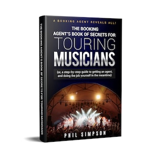 Puede incluir: Portada de libro con fondo negro y texto blanco. El título es "The Booking Agent's Book of Secrets for Touring Musicians". El subtítulo es "(or, a step-by-step guide to getting an agent, and doing the job yourself in the meantime)". El nombre del autor es "Phil Simpson". La imagen de la portada es una foto de un escenario de concierto con una banda tocando frente a una gran multitud.
