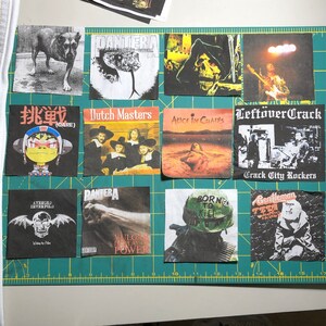 Puede incluir: Un conjunto de parches de tela con logotipos de bandas y portadas de &aacute;lbumes. Los dise&ntilde;os incluyen "Pantera", "Alice in Chains", "Leftover Crack", y otros. Los parches son cuadrados e impresos en una esterilla de corte verde.