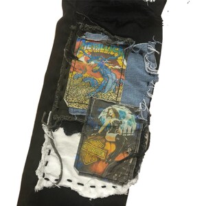Puede incluir: Vaqueros negros con parches que presentan una portada de &aacute;lbum de Metallica y un gr&aacute;fico de Harley-Davidson. Los parches est&aacute;n cosidos a los vaqueros con costuras visibles y bordes deshilachados, creando un aspecto desgastado.