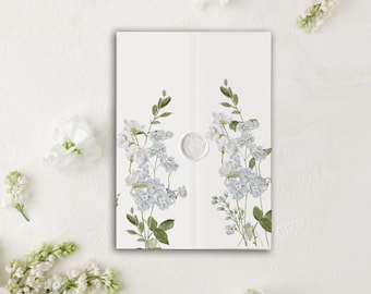 Op de afbeelding: Een witte kaart met een bloemenontwerp. De kaart is doormidden gevouwen en heeft een waszegel aan de voorkant. De bloemen zijn blauw en groen en zijn symmetrisch gerangschikt.