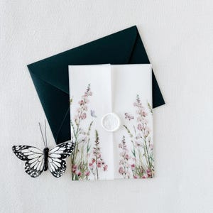Zaproszenie ślubne Wildflower Vellum Jacket | Motyle, wiosenne kwiatowe zaproszenie ślubne Wrap Floral Pink Vellum Wrap Eleganckie kwiaty