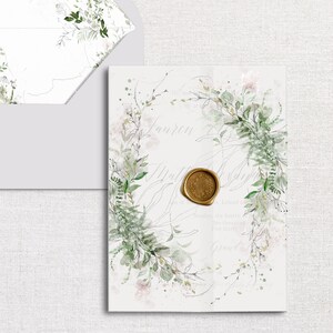 Op de afbeelding: Een witte huwelijksuitnodiging met een aquarelkrans van groene bladeren en roze bloemen. De uitnodiging heeft een zegel van was met een gouden afwerking. De tekst op de uitnodiging luidt "Lauren & Matthew" en "Zondag, de vierde juni, Twee duizend vijfentwintig, Grand Hyatt"