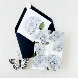 Hortensien-Vellum-Jacke für Hochzeits-Einladung | Pergamentverpackung 13x20 Einladung | Blaue Blumen einladen Wrap | Blaue Hortensien-Blumen-Vellum-Jacke