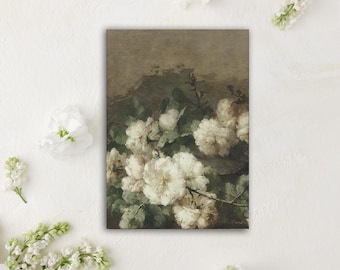 Op de afbeelding: Een vintage schilderij van witte rozen met groene bladeren op een bruine achtergrond.