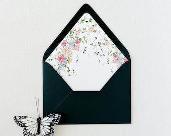Elegante sobre para invitación de boda con diseño de flores silvestres en acuarela, sobre con temática de jardín, sobre floral romántico, sobre floral de verano