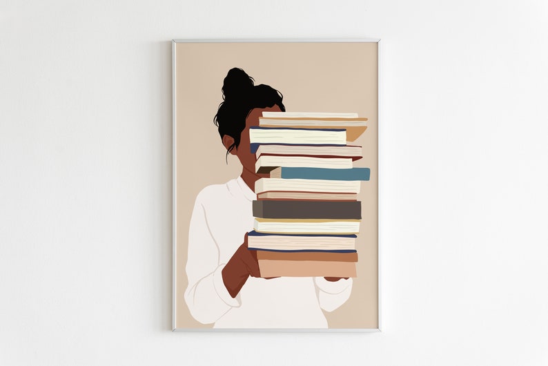 Peut inclure: Illustration d'une personne tenant une pile de livres, les livres cachant le visage. La personne porte une chemise blanche et les livres sont de couleurs vari&eacute;es, dont le bleu, le marron et le beige. Le fond est de couleur beige uni.