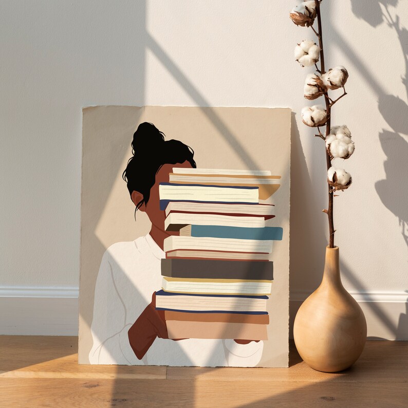 Peut inclure: Une impression d'art minimaliste repr&eacute;sentant une personne tenant une pile de livres. Le visage de la personne est partiellement cach&eacute;. La palette de couleurs comprend le beige, le marron et le blanc. Une tige de coton dans un vase en bois est en arri&egrave;re-plan.