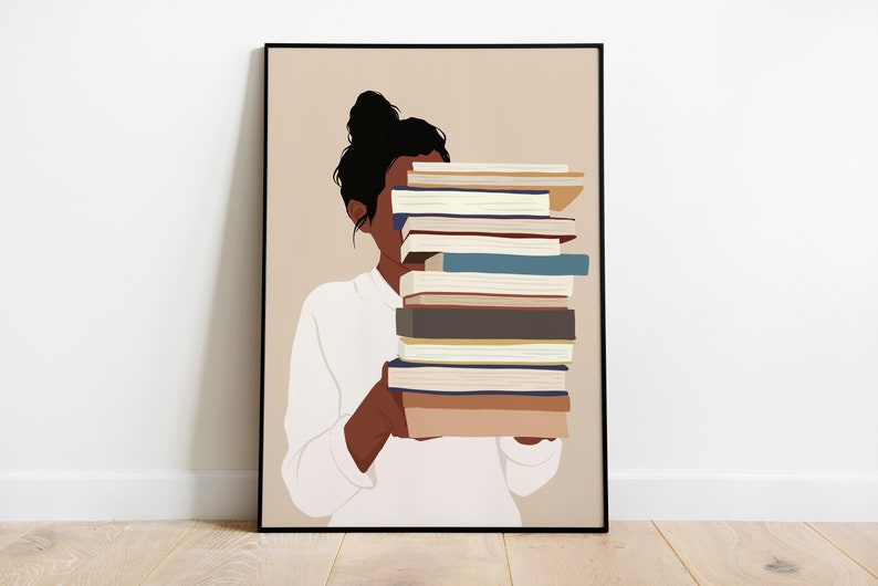 Peut inclure: Impression artistique d'une personne tenant une pile de livres. La personne porte une chemise blanche et a les cheveux noirs en chignon. Les livres sont de couleurs vari&eacute;es, dont le bleu, le marron et le beige. L'&oelig;uvre est encadr&eacute;e.