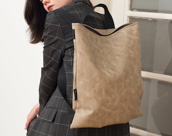 Mochila de cuero vegano impermeable y hecha a mano: un bolso minimalista para el día a día.