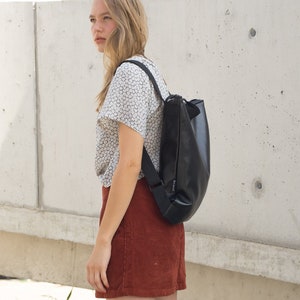 Minimaler schwarzer veganer Lederrucksack, moderne Laptop-Arbeitstasche, Abend- und Tagestasche, eleganter Stadtrucksack, einzigartiges Geschenk für ihren Rucksack