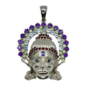 Op de afbeelding: Zilveren hanger met een gedetailleerde afbeelding van de hindoe-god Hanuman. De hanger is versierd met een halo van paarse, groene, witte en blauwe edelstenen.