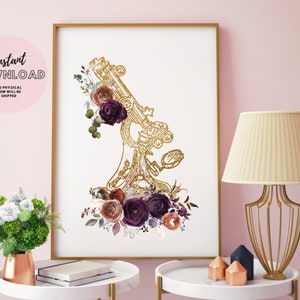 Può includere: Un'illustrazione in oro di un microscopio vintage con accenti floreali ad acquerello in tonalità di bordeaux, rosa e verde. L'immagine è su uno sfondo bianco.