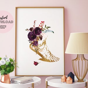 Pu&ograve; includere: Una stampa d'arte stampabile con un'illustrazione anatomica dorata di un piede con accenti floreali viola e bordeaux.