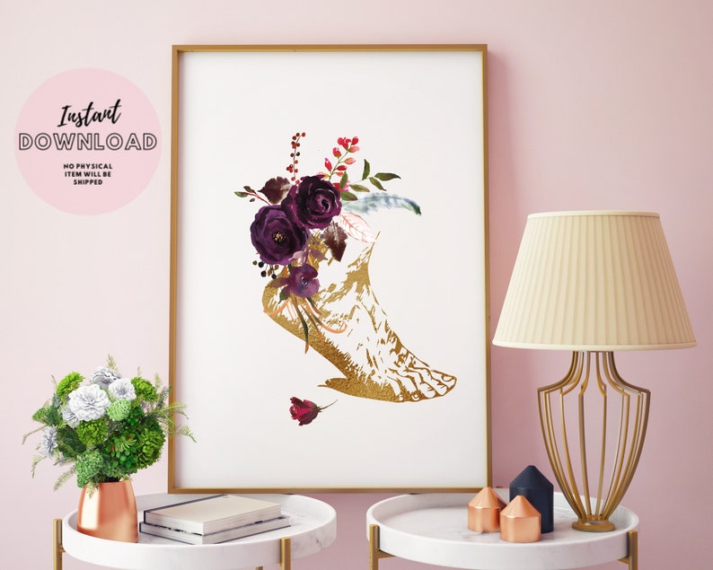 Pu&ograve; includere: Una stampa d'arte stampabile con un'illustrazione anatomica dorata di un piede con accenti floreali viola e bordeaux.