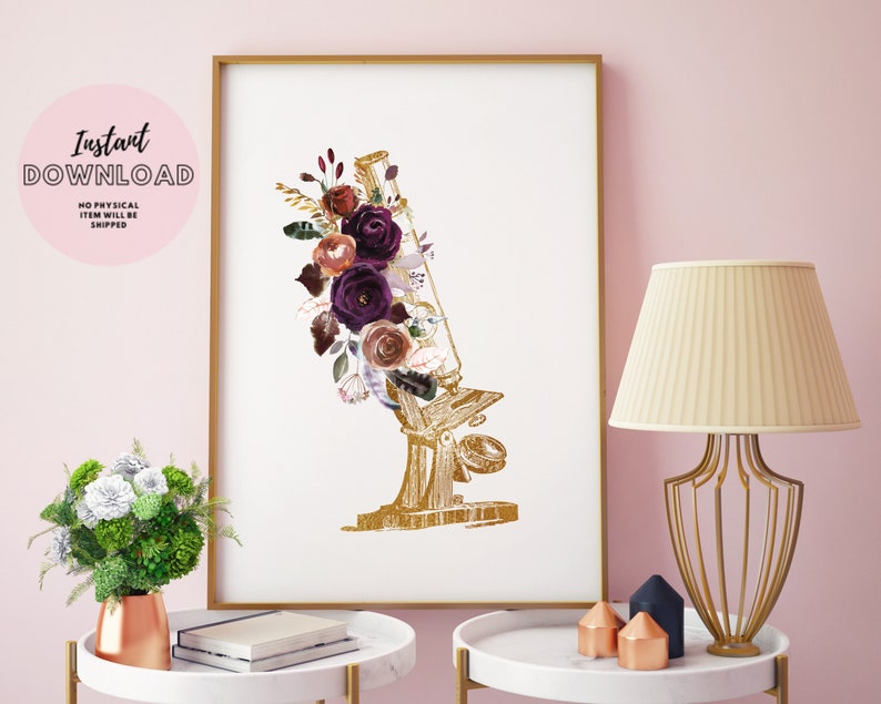 Pode incluir: Um microsc&oacute;pio dourado com um arranjo floral de flores roxas, rosas e marrons. As flores est&atilde;o dispostas em torno da lente e da base do microsc&oacute;pio. O fundo &eacute; branco.