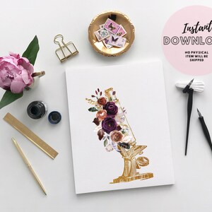 Pode incluir: Uma ilustra&ccedil;&atilde;o em aquarela de um microsc&oacute;pio dourado com um buqu&ecirc; de flores bord&ocirc;, laranja e brancas. As flores est&atilde;o dispostas em torno da lente e da base do microsc&oacute;pio.