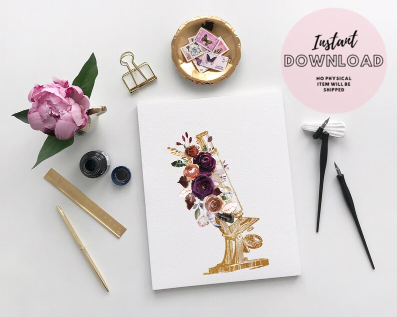 Pode incluir: Uma ilustra&ccedil;&atilde;o em aquarela de um microsc&oacute;pio dourado com um buqu&ecirc; de flores bord&ocirc;, laranja e brancas. As flores est&atilde;o dispostas em torno da lente e da base do microsc&oacute;pio.