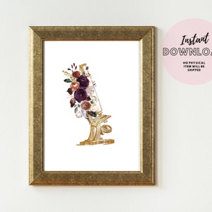 Pode incluir: Um microsc&oacute;pio dourado com um arranjo floral de flores bord&ocirc;, rosa e brancas. As flores est&atilde;o dispostas ao redor da parte superior do microsc&oacute;pio.