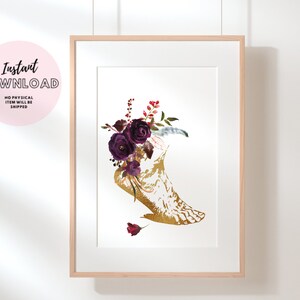 Pu&ograve; includere: Una stampa d'arte stampabile con un piede anatomico dorato con fiori e foglie viola e rossi.
