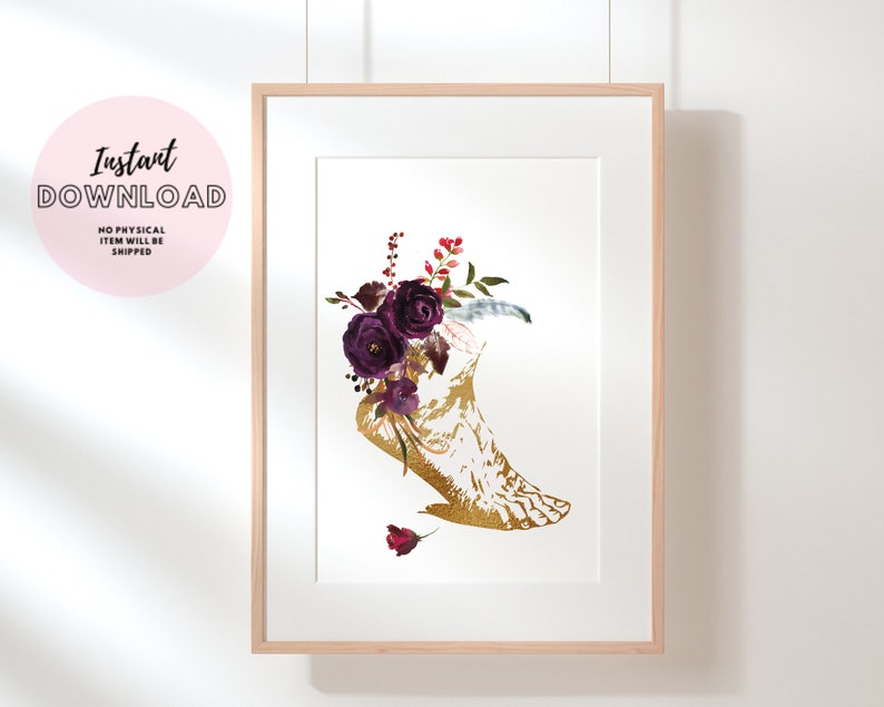 Pu&ograve; includere: Una stampa d'arte stampabile con un piede anatomico dorato con fiori e foglie viola e rossi.