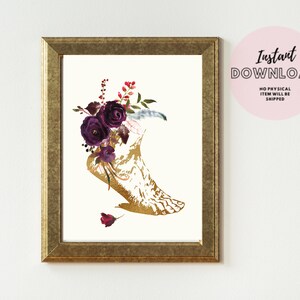 Pu&ograve; includere: Un'illustrazione anatomica dorata di un piede con fiori ad acquerello viola e rossi.