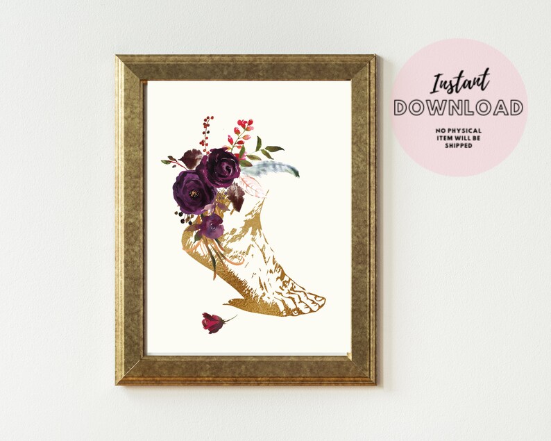 Pu&ograve; includere: Un'illustrazione anatomica dorata di un piede con fiori ad acquerello viola e rossi.