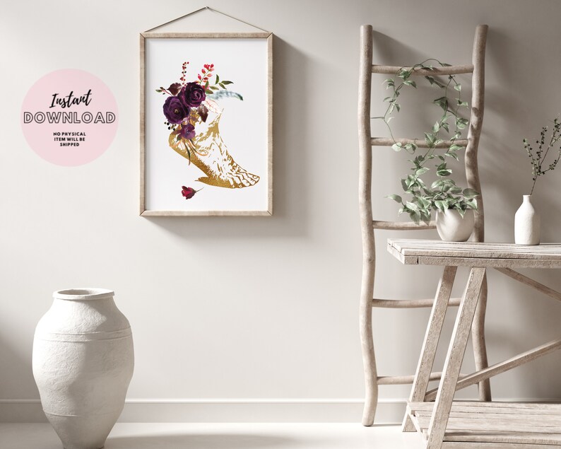 Pu&ograve; includere: Una stampa d'arte stampabile con una luna crescente dorata con un'arrangiamento floreale di rose bordeaux e foglie. La stampa &egrave; incorniciata e appesa a un muro bianco.