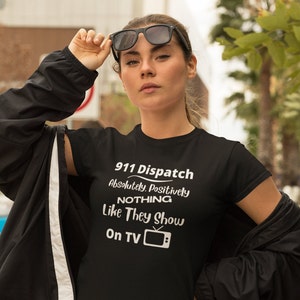 911 Dispatch absolutamente positivamente nada como lo que muestran en la televisión camiseta unisex