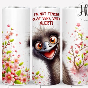 Puede incluir: Un vaso blanco con un emú de dibujos animados con el texto "¡No estoy tenso! ¡Solo muy, muy alerta!" y flores de cerezo rosas sobre un fondo blanco.
