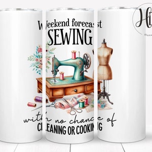 Puede incluir: Tumbler blanco con un gráfico de una máquina de coser, tela e hilo. El texto dice "Pronóstico del fin de semana: COSER sin posibilidad de LIMPIAR O COCINAR".