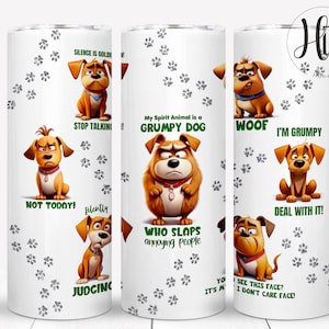 Könnte beinhalten: Ein weißer Becher mit einem Design eines Cartoon-Hundes mit dem Text "Mein spirituelles Tier ist ein grantiger Hund" und anderen hundebesetzten Sätzen. Der Becher ist mit Pfotenabdrücken verziert.