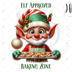 Op de afbeelding: Een digitale illustratie van een lachende elf met een rood-wit gestreepte hoed met hulstaccenten, een groene schort en groene handschoenen. De elf houdt een dienblad met chocoladekoekjes vast. Tekst luidt "ELF APPROVED" en "BAKING ZONE".