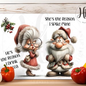 Könnte beinhalten: Eine rechteckige Weihnachtsillustration mit Cartoon-Versionen von Santa und Mrs. Claus. Mrs. Claus trägt ein rotes Kleid und eine Brille, mit dem Text "He's the Reason I Drink Cocoa." Santa hat den Text "She's the Reason I Spike Mine."