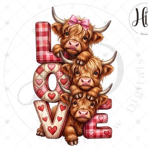 Può includere: Illustrazione digitale di tre mucche delle Highlands che formano la parola "LOVE". Le lettere sono decorate con cuori e motivi a scacchi rossi e bianchi. La mucca in alto indossa un fiocco rosa. Sfondo bianco.
