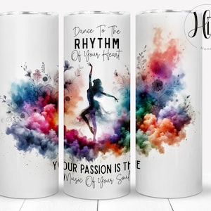 Op de afbeelding: Een witte tumbler met een kleurrijk aquarelontwerp van een danseres in een rookwolk. De tekst "Dance To The Rhythm Of Your Heart Your Passion Is The Music Of Your Soul" is op de tumbler gedrukt.